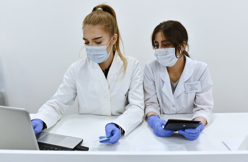 В ЦУМе заработала выездная бригада вакцинации от коронавируса 14 фото