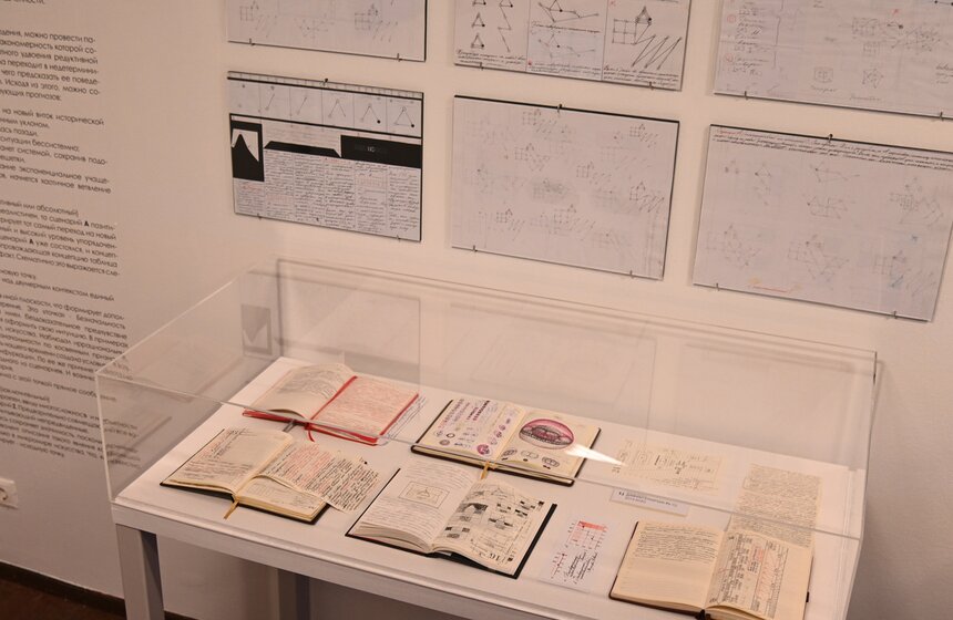 В Москве открылась выставка Анастасии Ларионовой "Метод [-1]" 13 фото