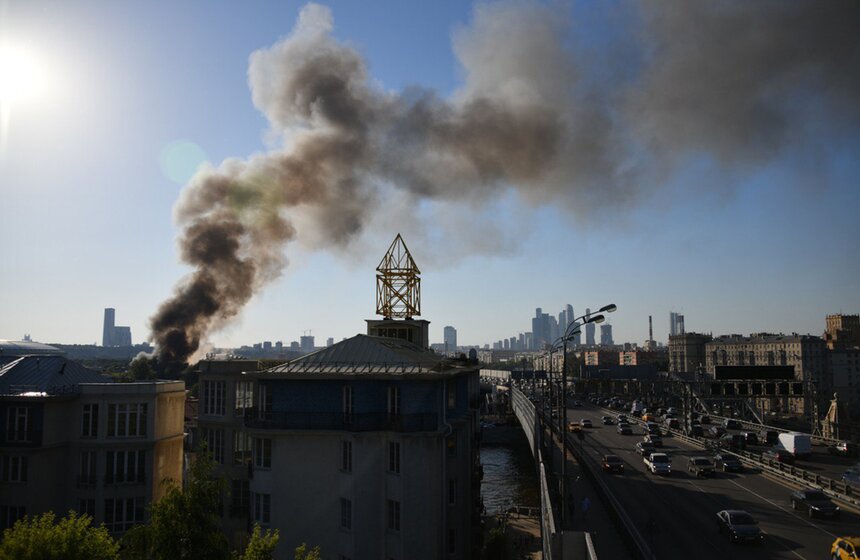 На Лужнецкой набережной произошел пожар 8 фото