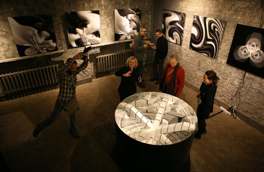 Галерея "КультПроект" представила выставку "Глитч" 1 фото