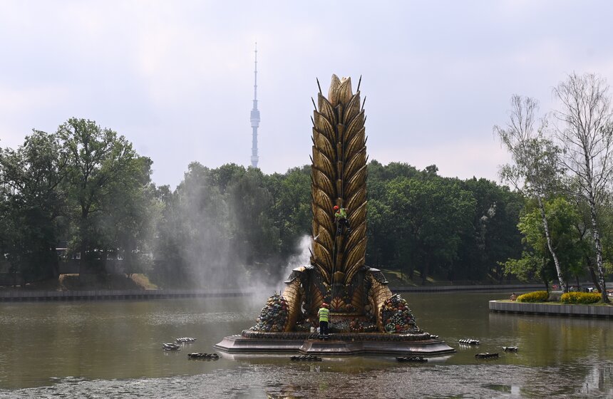 В Москве промыли фонтан "Золотой колос" на ВДНХ 17 фото