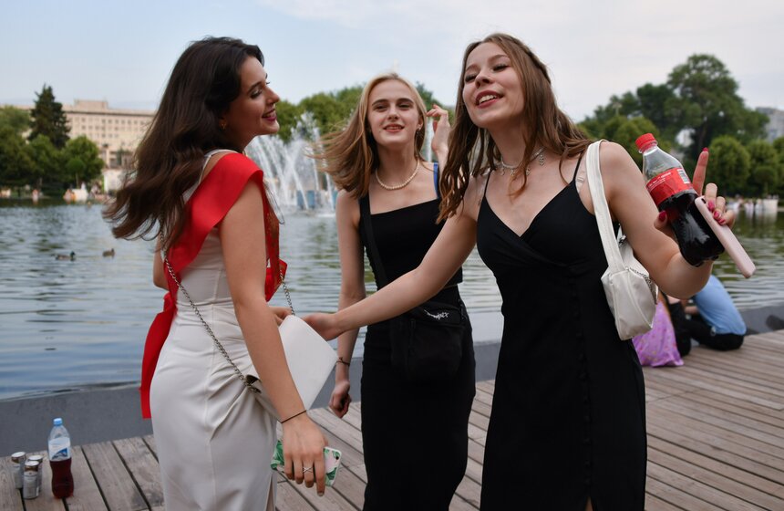 Московские выпускники прощаются со школой 5 фото