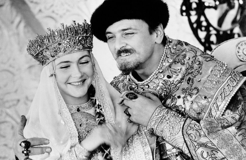 Нина Маслова и Юрий Яковлев в фильме "Иван Васильевич меняет профессию