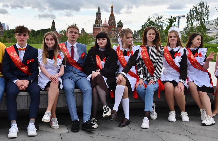 Столичные школьники отмечают последний звонок 9 фото