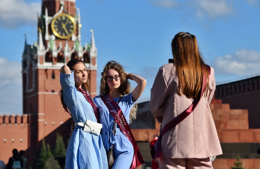 Столичные школьники отмечают последний звонок 19 фото