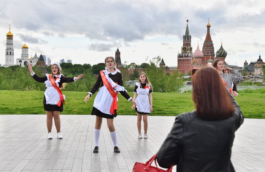 Столичные школьники отмечают последний звонок 8 фото
