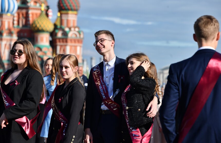 Столичные школьники отмечают последний звонок 3 фото