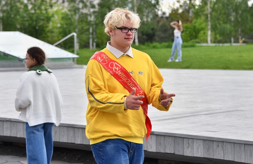 Столичные школьники отмечают последний звонок 7 фото