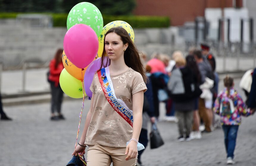 Столичные школьники отмечают последний звонок 1 фото