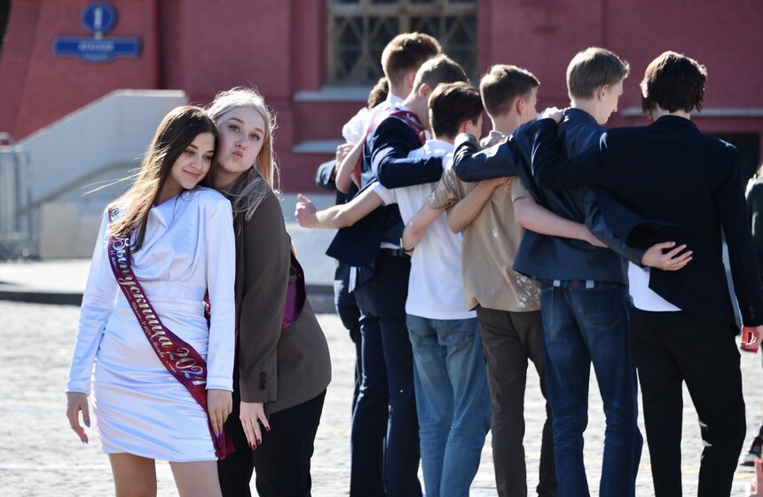 Столичные школьники отмечают последний звонок 14 фото