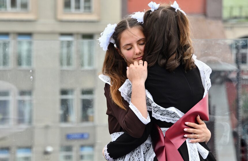 Столичные школьники отмечают последний звонок 12 фото