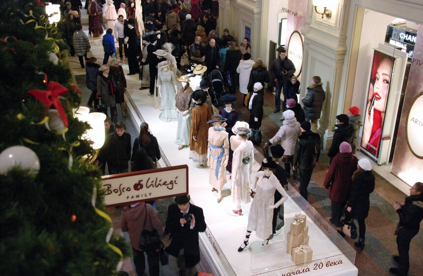 В Москве проходит выставка "120 лет ГУМовской моды" 22 фото