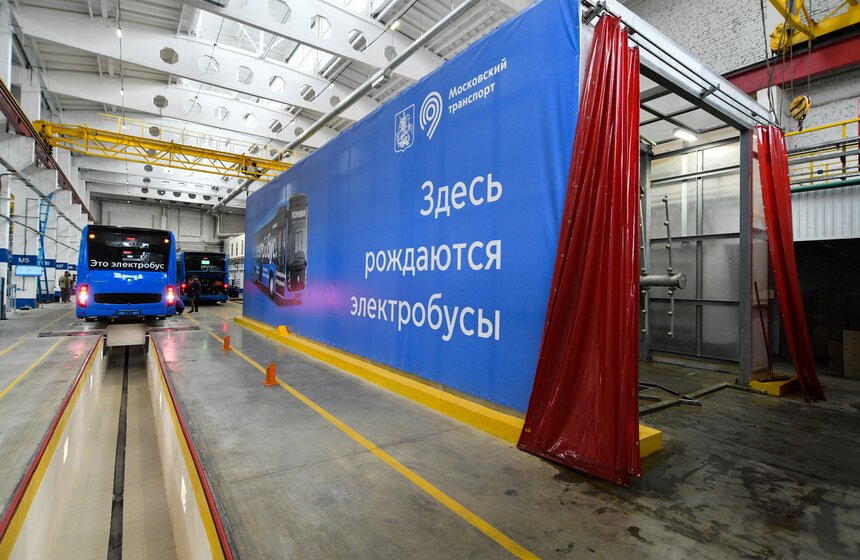 Москвичам показали, как собирают новые электробусы 12 фото