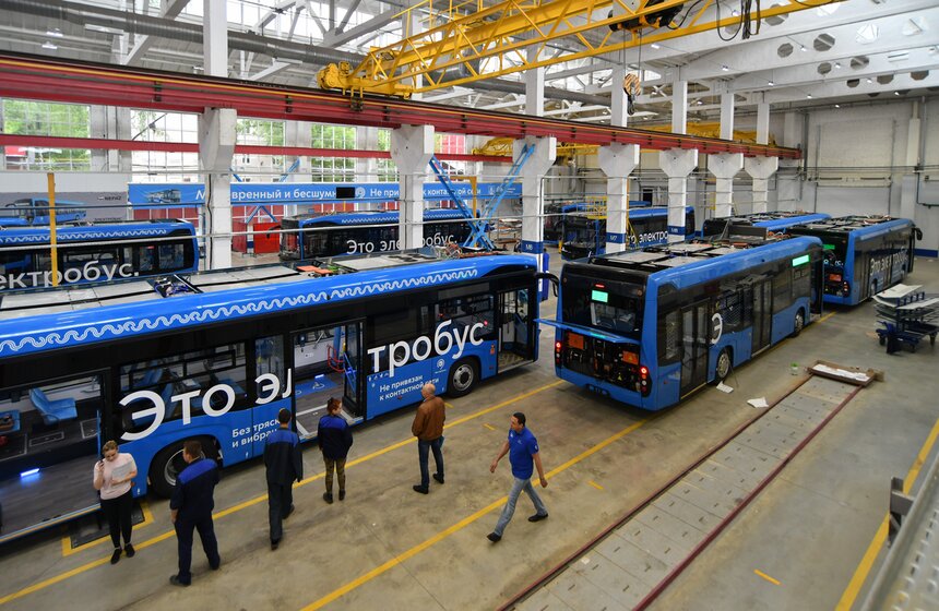 Москвичам показали, как собирают новые электробусы 1 фото