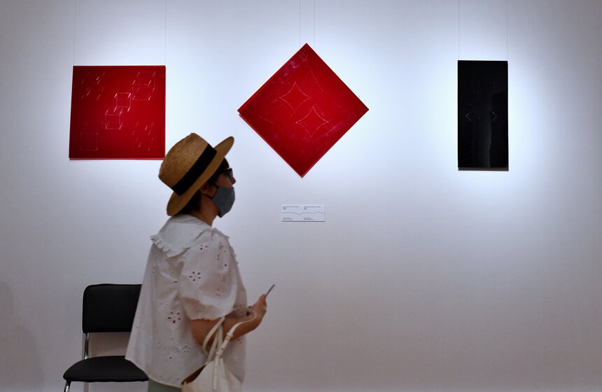 В Новой Третьяковке открылась выставка "Вячеслав Колейчук. Живая линия" 12 фото