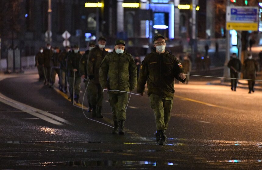 В Москве прошла тренировка водителей военной техники к параду Победы 14 фото