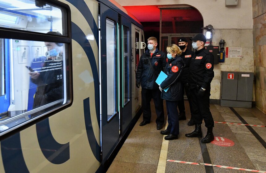 В Москве усилили контроль за ношением масок в метро 20 фото