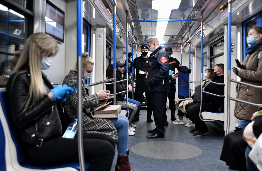 В Москве усилили контроль за ношением масок в метро 18 фото