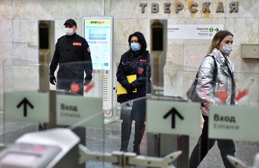 В Москве усилили контроль за ношением масок в метро 4 фото