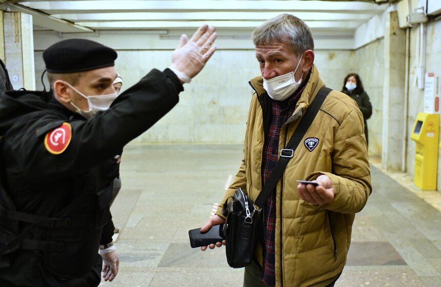 В Москве усилили контроль за ношением масок в метро 3 фото