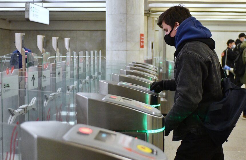 В Москве усилили контроль за ношением масок в метро 11 фото