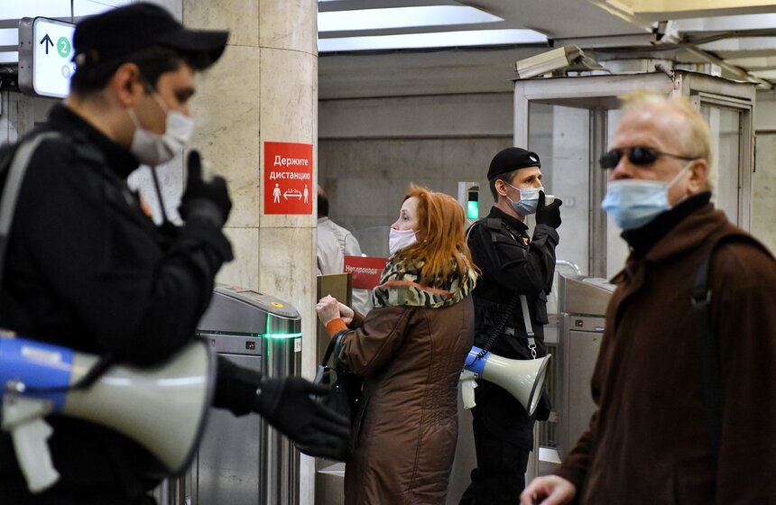 В Москве усилили контроль за ношением масок в метро 14 фото