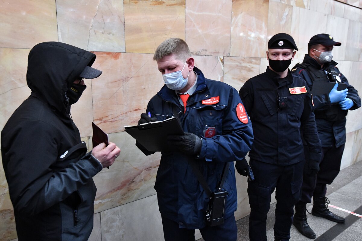 Контролер задерживающий маски в Московском метро. Массовое общество в масках. Маска кидали