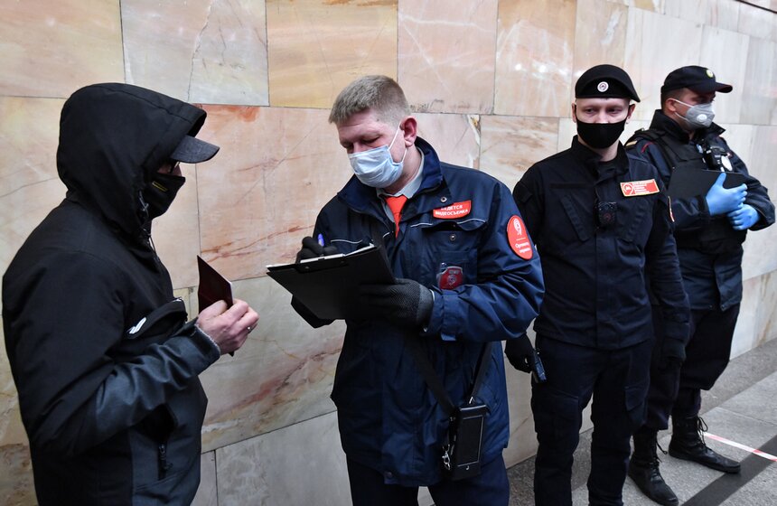 В Москве усилили контроль за ношением масок в метро 19 фото