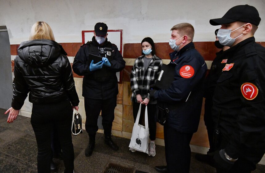 В Москве усилили контроль за ношением масок в метро 22 фото