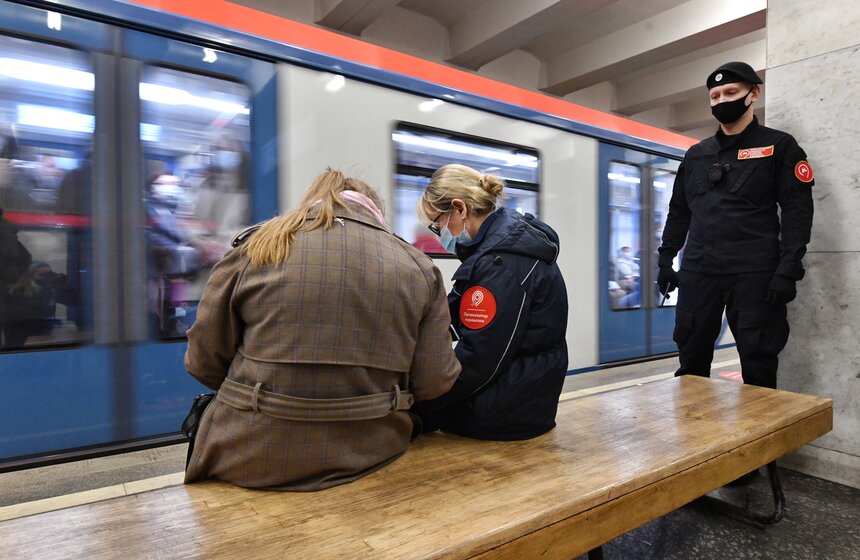 В Москве усилили контроль за ношением масок в метро 26 фото