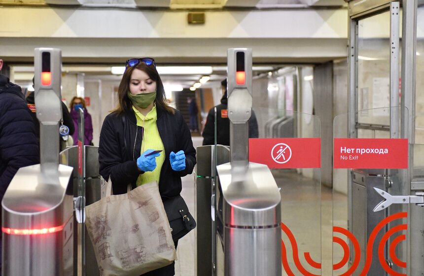 В Москве усилили контроль за ношением масок в метро 15 фото