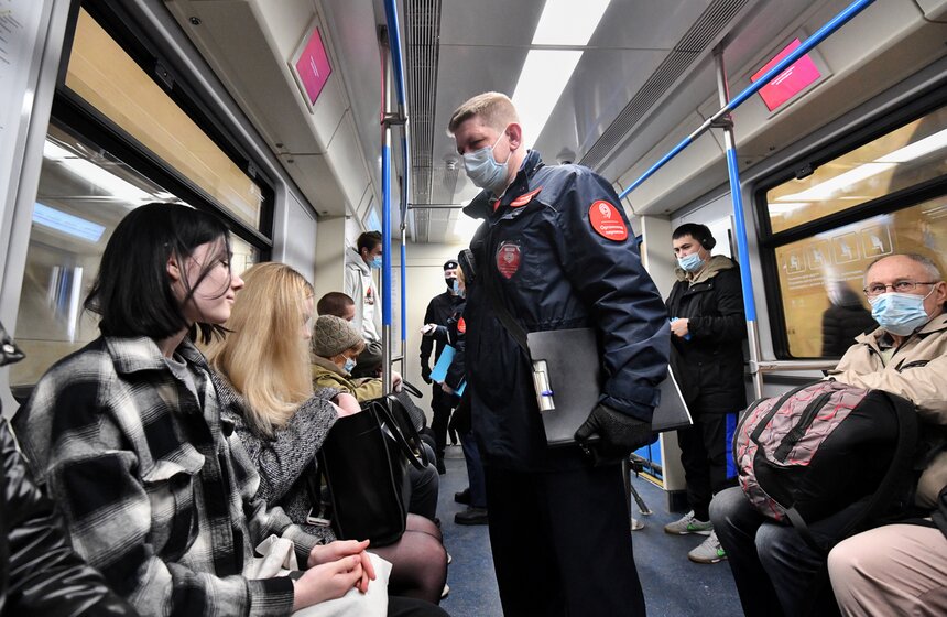 В Москве усилили контроль за ношением масок в метро 21 фото
