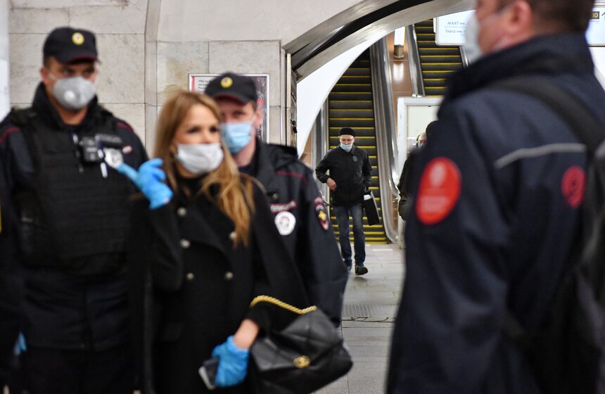 В Москве усилили контроль за ношением масок в метро 16 фото