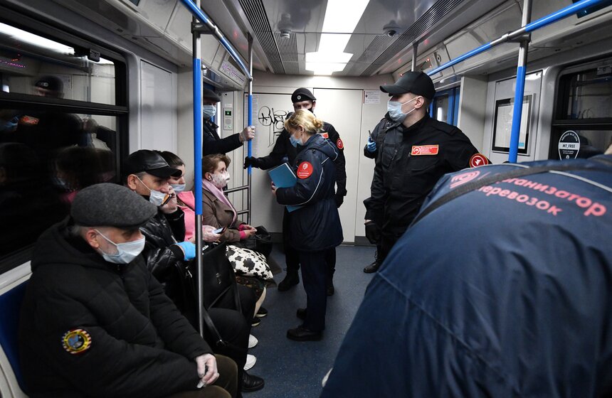 В Москве усилили контроль за ношением масок в метро 24 фото