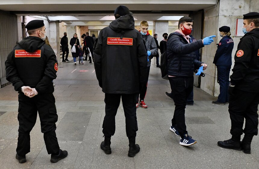 В Москве усилили контроль за ношением масок в метро 7 фото