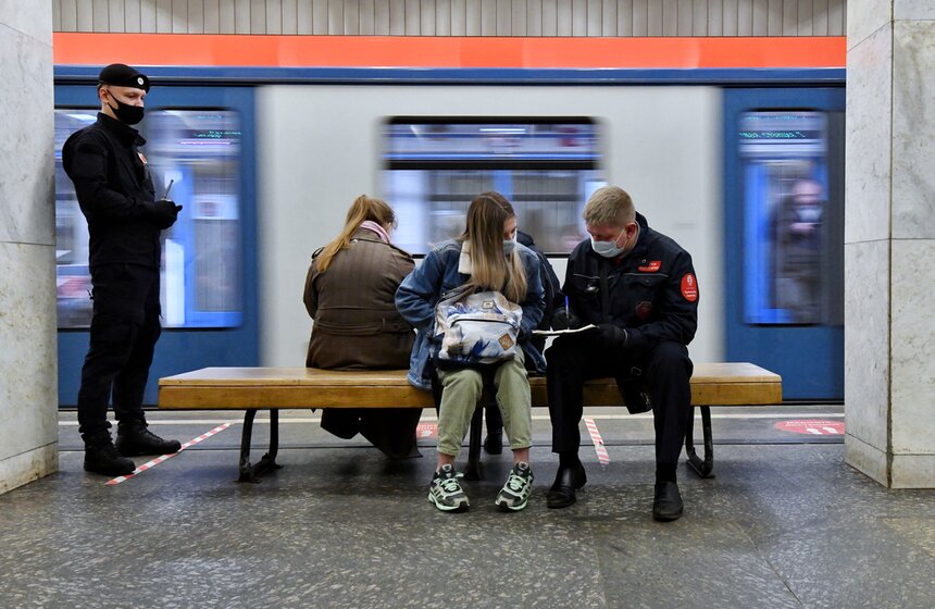 В Москве усилили контроль за ношением масок в метро 25 фото