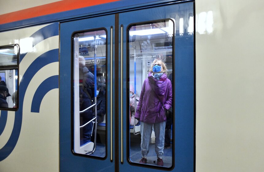 В Москве усилили контроль за ношением масок в метро 17 фото