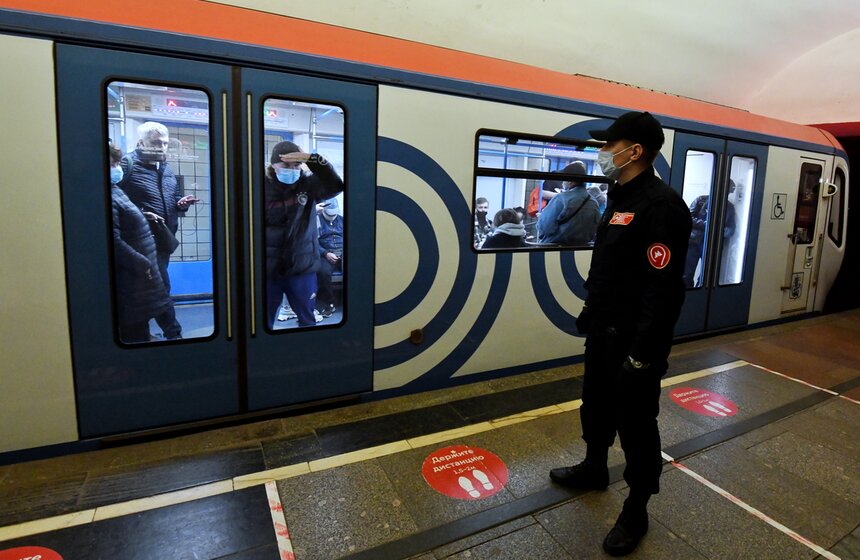 В Москве усилили контроль за ношением масок в метро 23 фото
