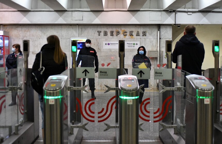 В Москве усилили контроль за ношением масок в метро 10 фото
