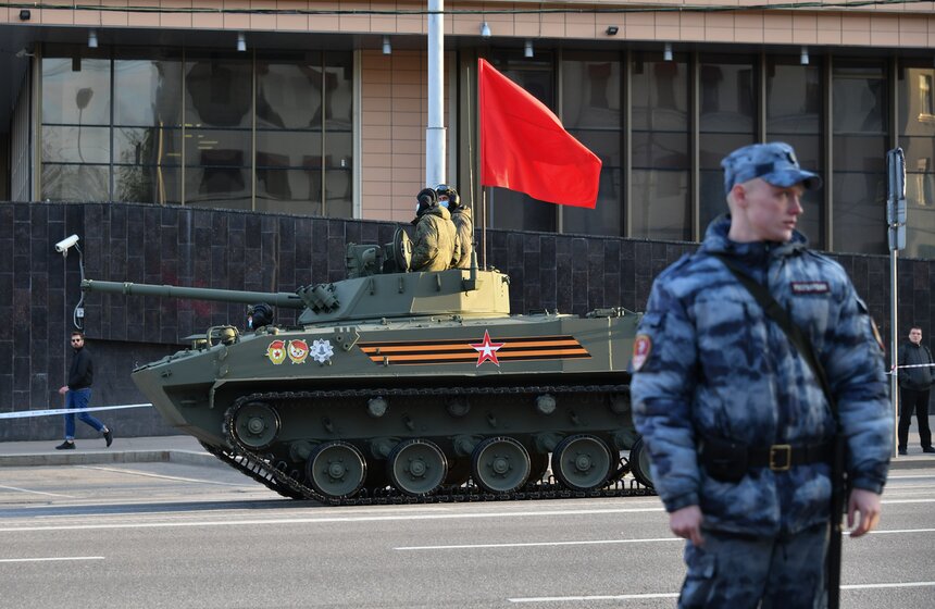 Военная техника прошла по улицам Москвы 32 фото