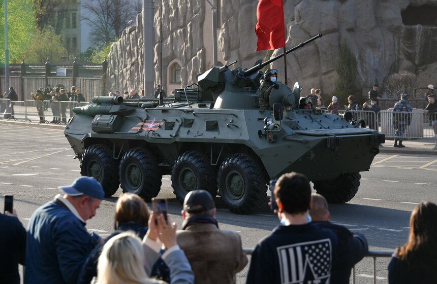Военная техника прошла по улицам Москвы 12 фото