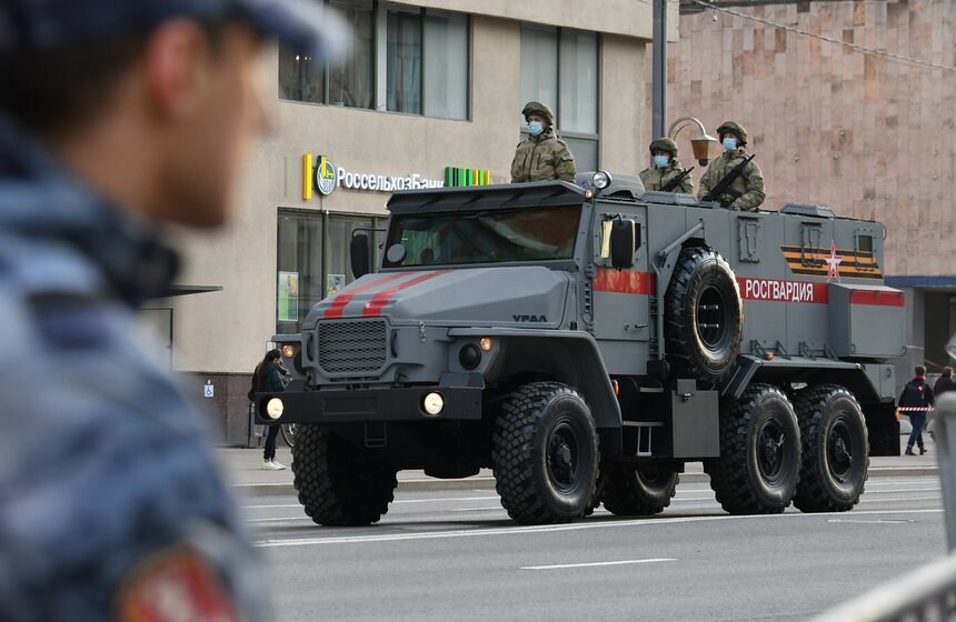 Военная техника прошла по улицам Москвы 36 фото
