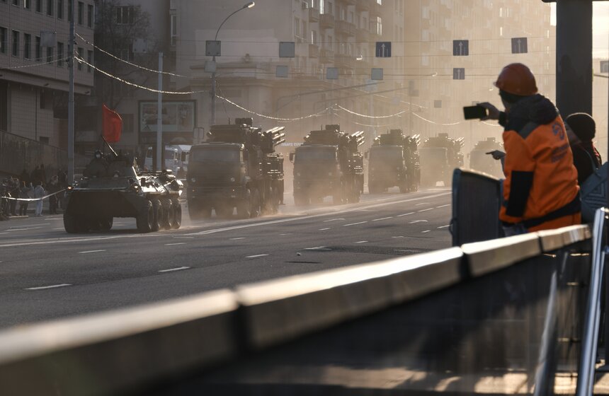 Военная техника прошла по улицам Москвы 28 фото