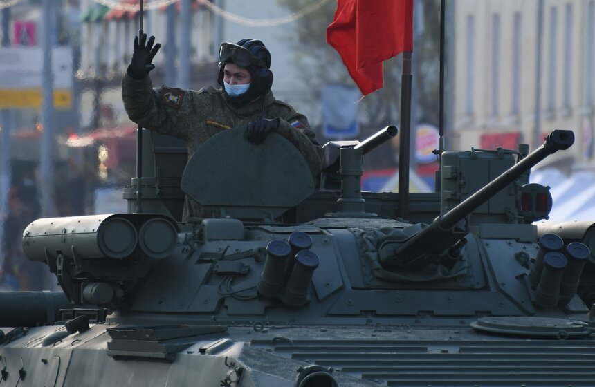 Военная техника прошла по улицам Москвы 9 фото