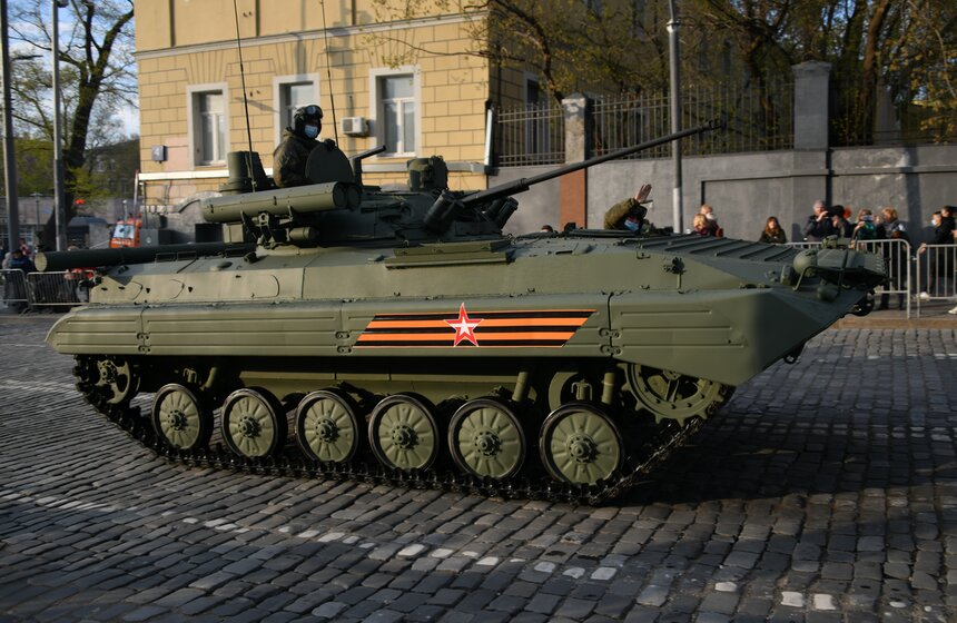 Военная техника прошла по улицам Москвы 24 фото