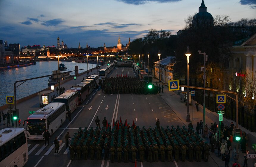 Военная техника прошла по улицам Москвы 46 фото