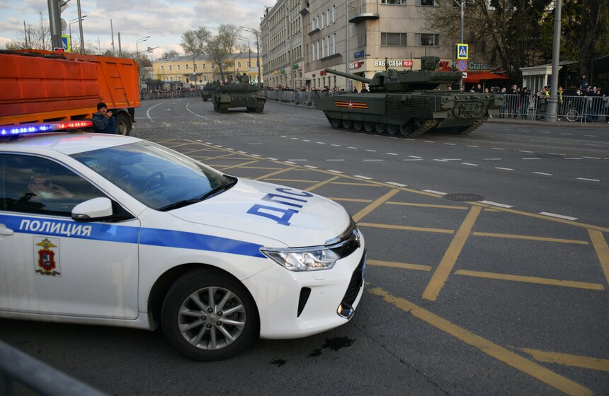 Военная техника прошла по улицам Москвы 26 фото