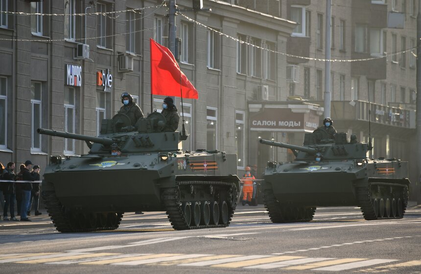 Военная техника прошла по улицам Москвы 30 фото