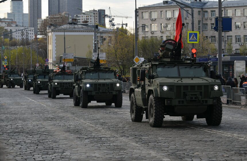 Военная техника прошла по улицам Москвы 21 фото