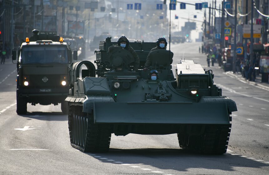 Военная техника прошла по улицам Москвы 2 фото